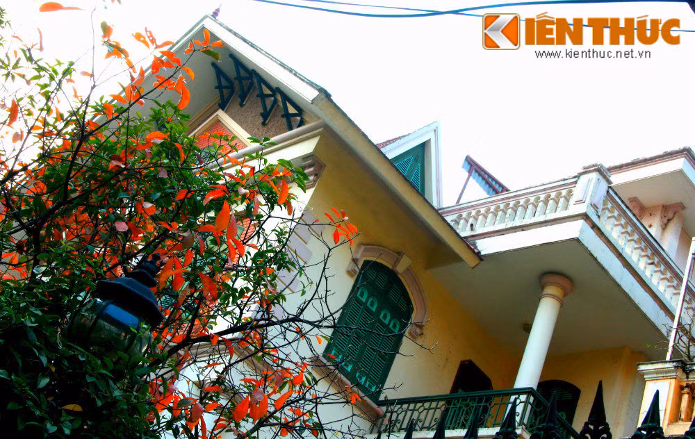 Hình ảnh những chiếc lá đỏ, lá vàng tô sắc thắm cho ngôi biệt thự tại Làng Quốc Tế Thăng Long, phường Dịch Vọng, quận Cầu Giấy, Hà Nội hút mắt biết bao người.