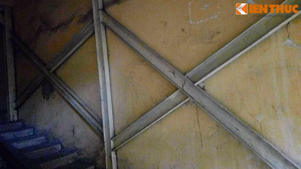 Đây chính là bệ đỡ duy nhất nhưng những khe nứt vẫn ngày càng rộng khiến ngay cả những thanh đỡ cũng có nguy cơ rơi xuống bất cứ lúc nào.