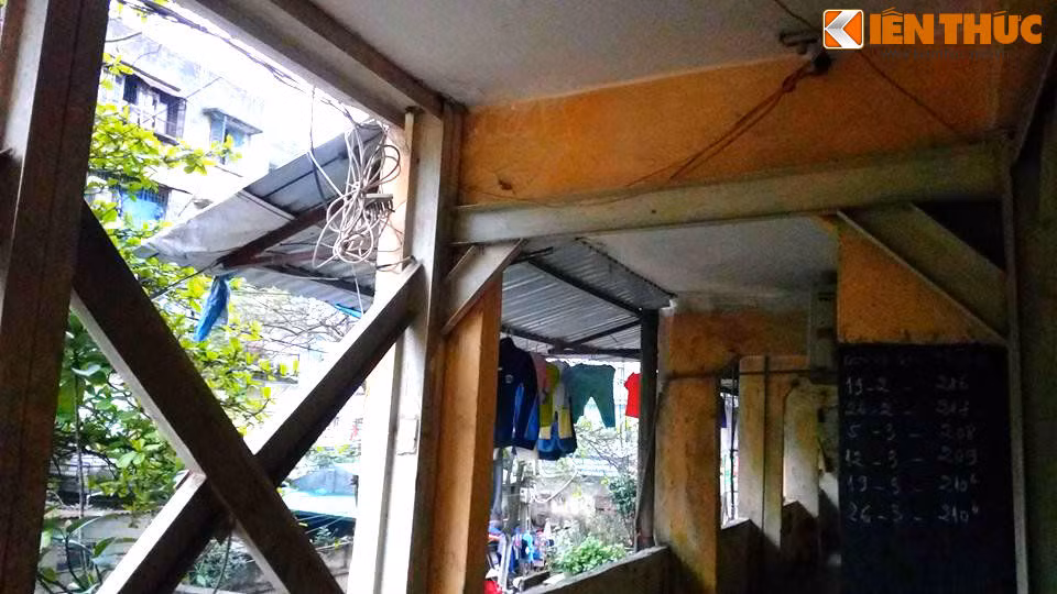 Những thanh sắt được hàn nối với nhau chống đỡ những trụ, dầm ngôi nhà đang có dấu hiệu quá tải khiến người dân lo sợ.