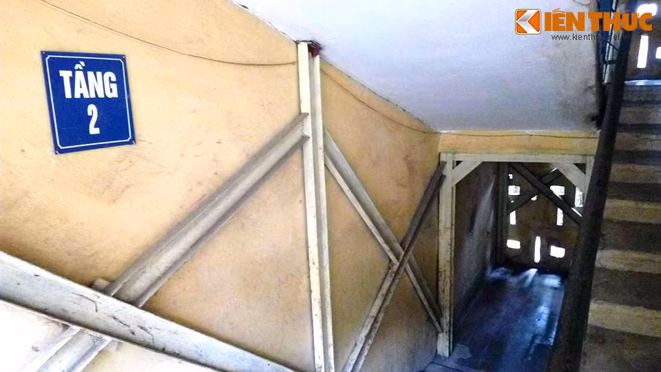 Được biết khu tập thể A7 được xây dựng năm 1984, có quy mô 5 tầng, đang là nơi sinh sống của hàng chục hộ dân.