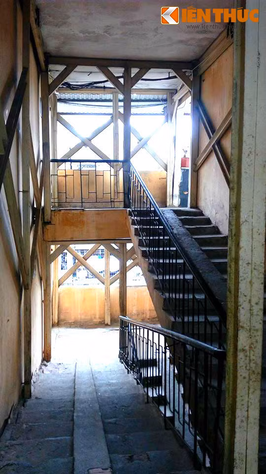 Qua thời gian dài sử dụng, ngôi nhà bị xuống cấp nghiêm trọng khi lối cầu thang duy nhất dẫn từ tầng 1 lên đến tầng 5 khu nhà đang bị nứt tách, tạo khe hở lớn.