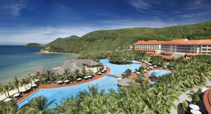  2. Vinpearl Nha Trang Vinpearl Luxury Nha Trang nằm tại vị trí riêng biệt và đẹp nhất trên đảo Hòn Tre, vịnh Nha Trang. Cách sân bay quốc tế Cam Ranh 45km, chỉ mất 40 phút di chuyển bằng ô tô và 7 phút đi bằng du thuyền, cách trung tâm thành phố 5km. Các biệt thự tại Vinpearl Luxury Nha Trang đều có tầm nhìn hướng biển, hồ bơi riêng với ban công tắm nắng tuyệt đẹp.... Riêng các biệt thự suite có thêm khoảng sân vườn lãng mạn và thoáng đãng. Ảnh: tintucbatdongsan.mobi.