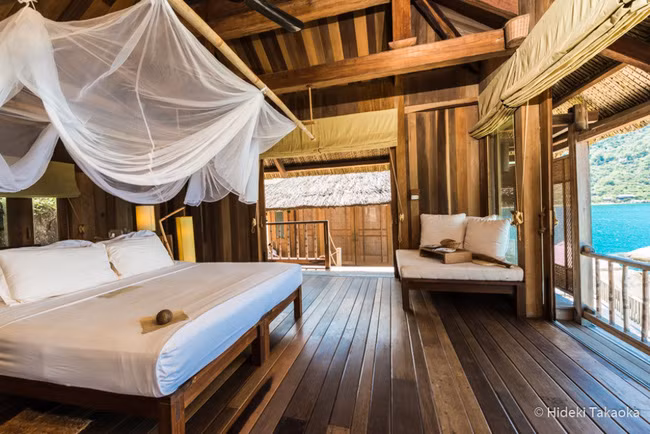 Trang thiết bị bên trong phòng sang trọng và xa hoa với bể bơi ngoài trời, khu phòng khách rộng thoáng, hầm rượu cá nhân cùng đầy đủ tiện nghi sang trọng theo kiểu quý tộc. Tất cả chủ yếu làm từ đồ gốm, đồ gỗ và đồ đồng thô mộc, nhưng được xử lý rất nghệ thuật. Giá rẻ nhất khoảng 7.690.000 đồng/đêm, giá cao nhất: 42.416.000 đồng/đêm. Ảnh: Hideki Takaoka.