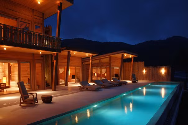  5. Six Senses Con Dao Resort Six Senses Con Dao Resort là khu nghỉ dưỡng sang 5 sao đầu tiên và duy nhất tại Côn Đảo, được xây dựng bằng sự kết hợp giữa lối kiến trúc tinh tế gắn liền với môi trường sinh thái. Khu resort sang trọng này từng được cặp đôi quyền lực nhất làng giải trí thế giới, Brad Pitt và Angelina Jolie, chọn làm nơi nghỉ chân ở Việt Nam. Ảnh: Trí thức trẻ.