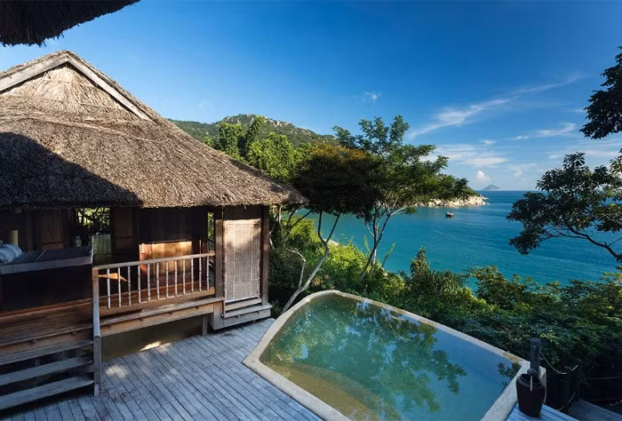  4. Six Senses Ninh Vân Bay Trong số những resort 5 sao sang chảnh mà bạn nên ghé 1 lần trong đời, chảnh Six Senses được xem là nơi nghỉ ngơi lý tưởng nếu bạn muốn gần gũi thiên nhiên, không khí trong lành và hưởng thụ những dịch vụ "đến tận chân tơ kẽ tóc". Ảnh: Sixsenses.