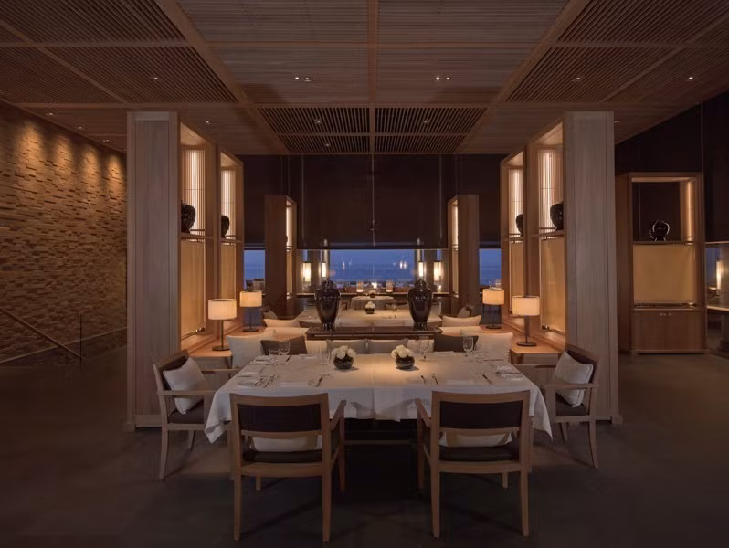 Để tận hưởng cuộc sống trong mơ như vậy, du khách cũng phải bỏ ra một số tiền không hề nhỏ: 96.750.000 đồng (chưa bao gồm VAT và phí phục vụ) cho một ngày trọn vẹn sống tại một trong 5 ngôi biệt thự tuyệt vời nhất. Ngoài ra, Amanoi cũng có những phòng với giá từ 13,990,000 đồng/đêm trở lên, nhưng ở những phòng mức giá rẻ hơn bạn sẽ chỉ thấy được cảnh sông hồ hoặc núi, dù tiện nghi và mức độ sang chảnh cũng không hề khác biệt. Ảnh: Amanoi Resort.