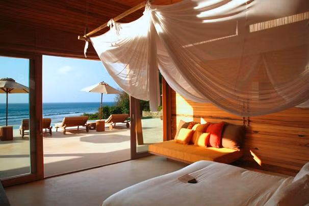Six Senses có tất cả 50 biệt thự gỗ nằm dọc sát bờ biển dài 1,6 km, với các tiện ích như khu vực spa riêng trên bãi biển, giúp khách thư giãn cả ngày, có phòng tiện nghi tập thể dục...Ảnh: ivivu.com.