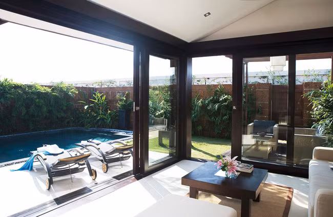 So với Amanoi resort, giá của Fusion Maia có phần "nhẹ túi" hơn khi dao động từ khoảng 9.000.000 đồng/đêm đến hơn 44.000.000 đồng/đêm, tùy loại phòng). Ảnh: Trí thức trẻ.