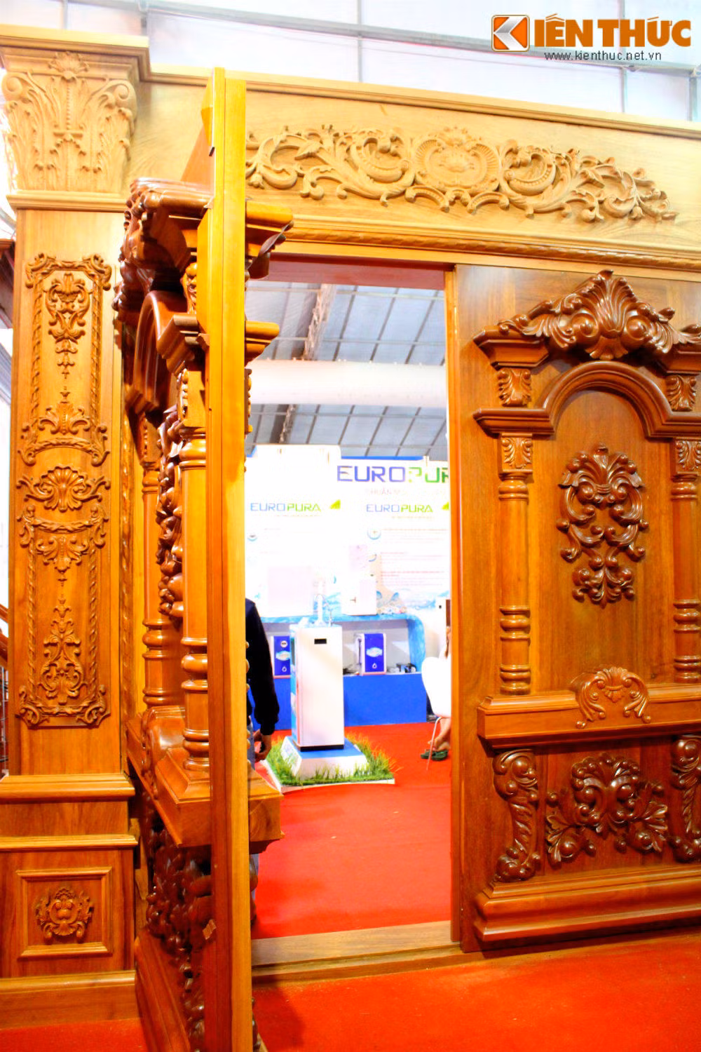 Bộ cửa gỗ đại gỗ đại hội trị giá gần tỷ đồng này thuộc sở hữu của Công Ty TNHH Sản xuất Đồ gỗ Trang trí Nội thất Mạnh Quang.
