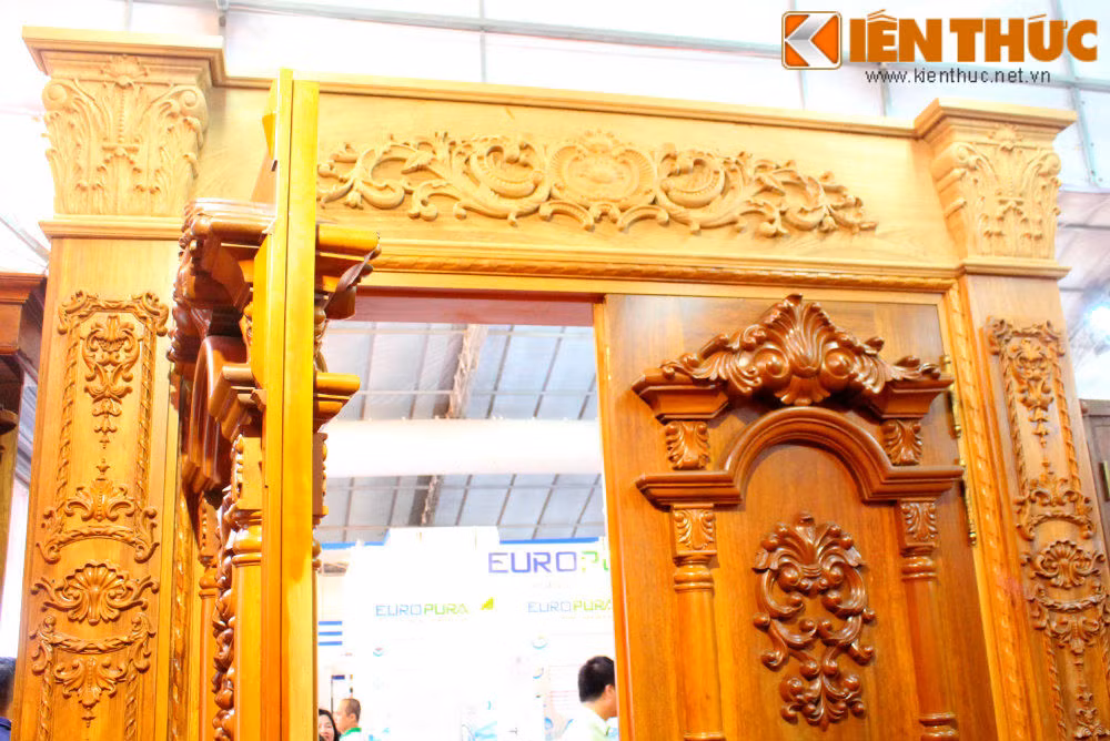 Theo thông tin từ đơn vị này, bộ cửa gỗ đại hội có giá trị khoảng 950.000.000 đồng, được làm từ gỗ gõ.