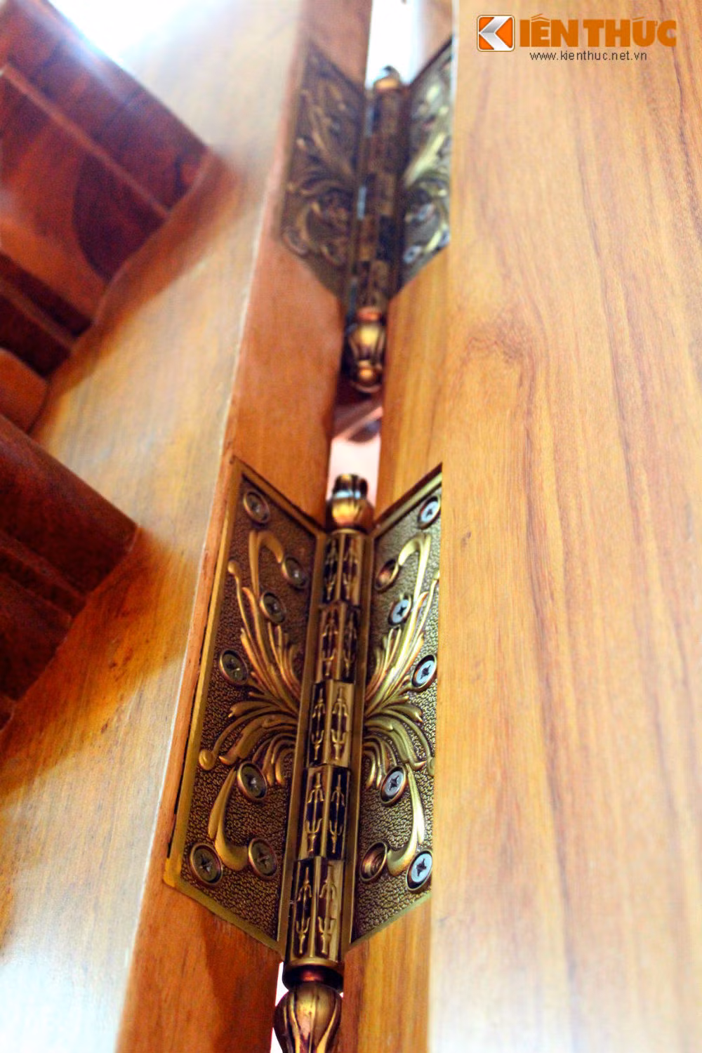 Bản lề của bộ cửa cũng được chạm trổ hoa văn sắc nét.