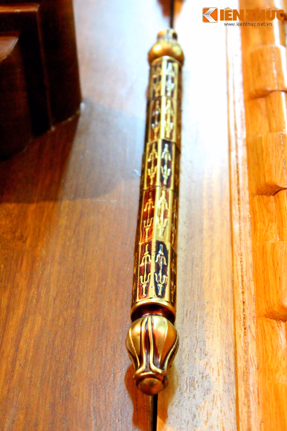 Mặt sau của bản lề cửa.