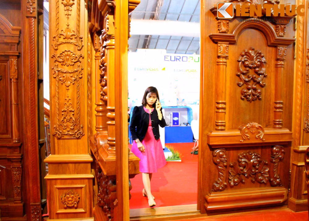 Bộ cửa gỗ đại hội hai cánh có chiều cao khoảng trên dưới 3m, chiều rộng trên dưới 2m, độ dày khoảng 50cm.