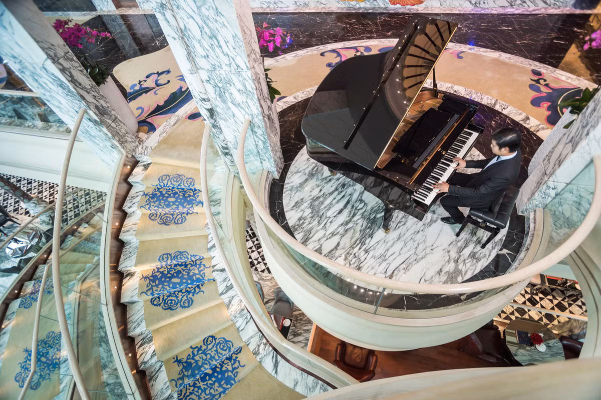 Được biết, từ lầu 1 đến lầu 3 của khách sạn này là khu trung tâm thương mại rộng khoảng 3.500m2. Lầu 5 là phòng đại tiệc với sức chứa 650 người được thiết kế với chiều cao lên tới 10m theo phong cách vòm cao sang trọng, lịch lãm của kiến trúc châu Âu. Lầu 6 của khối tháp là khu vực giải trí, thư giãn, spa, hồ bơi, vật lý trị liệu, tập thể hình… được lắp đặt các thiết bị giải trí, thẩm mỹ tối tân trên thế giới. Ảnh: kenhsao.net.