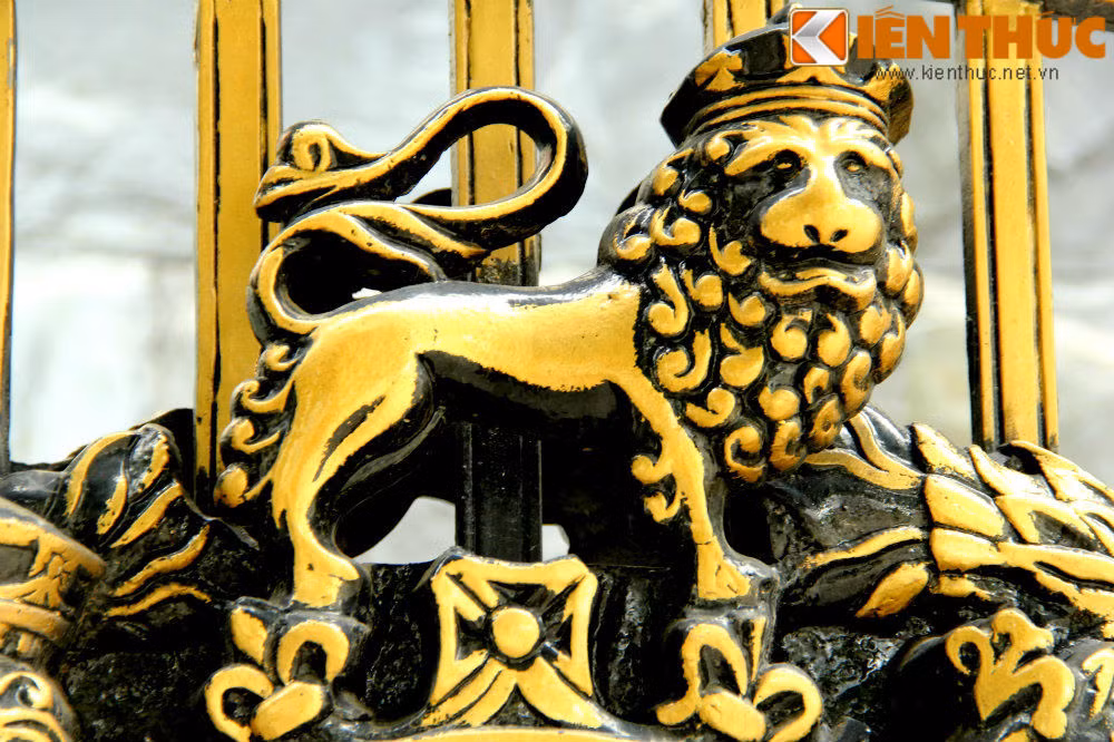 Trên cổng là các họa tiết mang màu sắc vừa cổ điển vừa hiện đại nhưng đều toát lên sự tinh tế của chủ nhà.