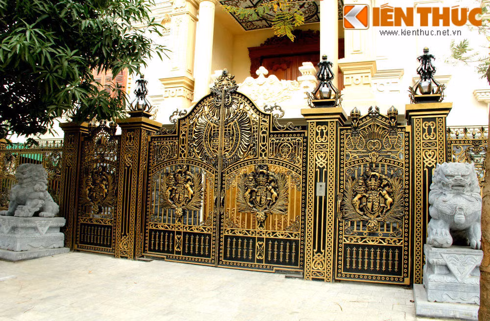 Bộ cổng căn biệt thự được thiết kế là cổng đúc đồng với màu sắc hoài cổ, đồng ánh vàng mang lại dáng vẻ cổ điển, sang trọng.