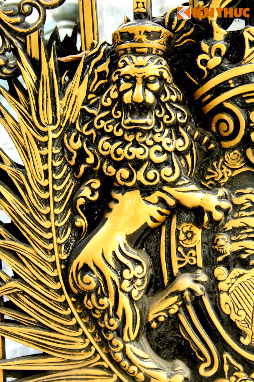 Họa tiết sư tử màu đồng - biểu tượng cho sức mạnh và uy quyền.