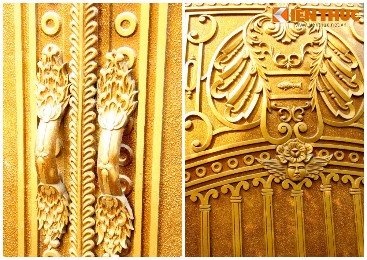 Cửa phía sau cổng lấp lánh ánh vàng.