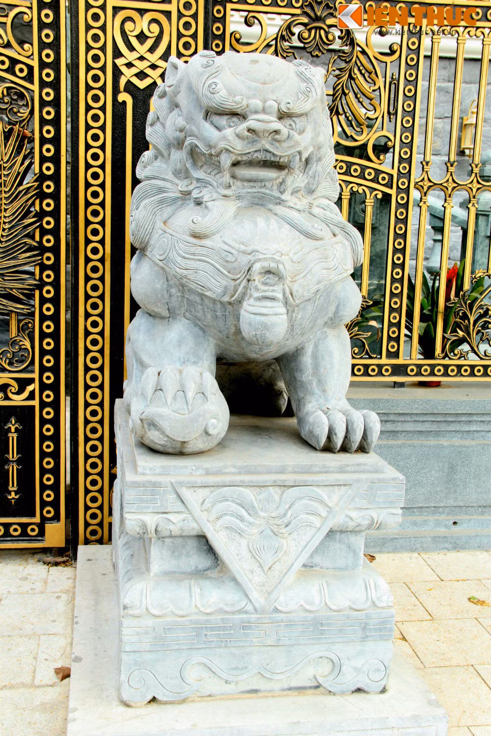 Ngoài cổng căn biệt thự có đặt hai con sư tử đá đứng chầu thể hiện sự uy nghi, bề thế. Được biết theo quan niệm phong thủy, sư tử đá có tác dụng trừ tà khí, sát khí. Ý nghĩa của nó đối với tài khí chính là ở điểm có thể bài trừ trở ngại tiền tài, làm cho việc kinh doanh được tăng tiến.