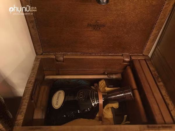 ... chiếc rương cổ được chạm trổ tinh xảo gắn đá quý và ngà voi của người La Mã; bình đựng nước; đế nến thời Napoleon III với niên đại 1850 – 1870; hộp đựng mực thời Phục Hưng với niên đại 1830; lư hương của thế kỷ 19 đến vô số chai rượu quý hiếm. Ảnh: Phụ nữ và gia đình.