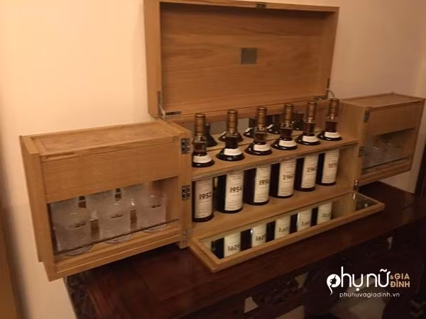 Một bộ sưu tập rượu quý của ông Johnnathan Hạnh Nguyễn và bà Lê Hồng Thủy Tiên. Ảnh: Phụ nữ và gia đình.