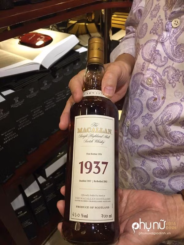 Bà được biết đến không chỉ là một nữ doanh nhân thành đạt, mà còn là một người sành điệu với gu thẩm mỹ tinh tế và sở thích sưu tập xe hơi, rượu quý cũng như đồ cổ. Ảnh: Phụ nữ và gia đình.