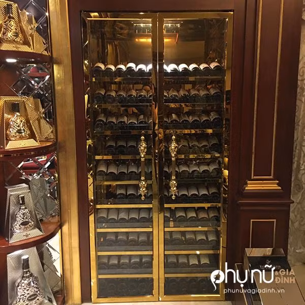 Hầu hết đây là những chai rượu cổ và rất giá trị. Ảnh: Phụ nữ và gia đình.