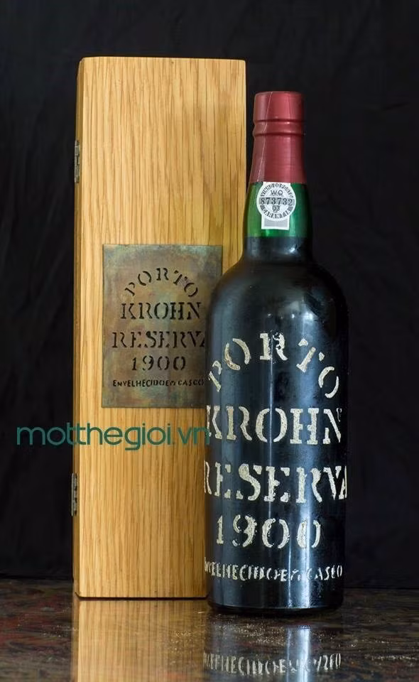 Đáng chú ý trong số đồ cổ của mẹ chồng Hà Tăng là bộ sưu tập rượu quý vintage niên đại 1888 với chai duy nhất kèm chứng nhận quyền sở hữu... Ảnh: Một thế giới.