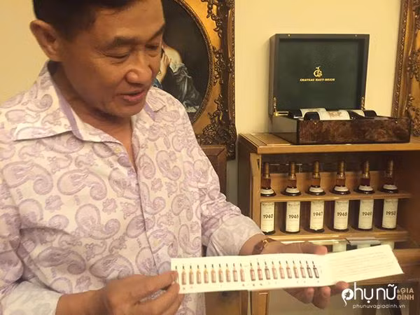 Gia tài đồ cổ quý báu của mẹ chồng Hà Tăng có vô vàn các món đồ, từ những chiếc đồng hồ cổ bằng đồng thau mang đậm dấu ấn của nền văn hóa Pháp, Ấn Độ, chiếc bình bằng bạc với nhiều họa tiết cầu kỳ từng thuộc sở hữu của công tước xứ Magenta Pháp... Ảnh: Phụ nữ và gia đình.