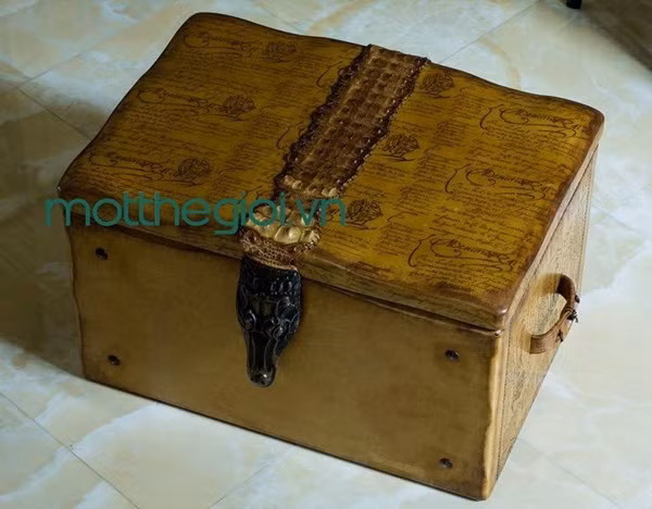 ...chiếc rương đựng rượu tuyệt đẹp với phần trang trí bằng da cá sấu của thương hiệu Louis Vuitton chưa hề có mặt ngoài thị trường. Ảnh: Một thế giới.