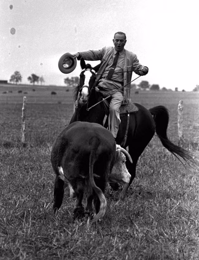 Tổng thống Lyndon B. Johnson thường tới thăm trang trại chăn nuôi gia súc của ông tại bang Texas. Đây là nơi ông chào đời, nghỉ dưỡng, sinh sống và được chôn cất sau khi qua đời. Ảnh: BI.
