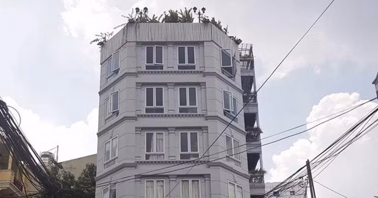 25 ty lam u me dau oc, Tham phan va Giang vien 