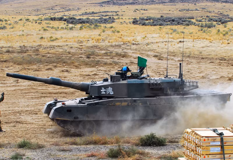 Lần đầu tiên thiết bị tự động bám mục tiêu được giới thiệu trên xe tăng Type 90 (ảnh) của Nhật Bản năm 1990. Sau đó nó đuợc ứng dụng trên xe tăng Merkava MkIII của Israel và các biến thể tiếp theo của nó, ASTs cũng được lắp trên xe tăng K-2 Black Panther của Hàn Quốc. Nguồn ảnh: Military Factory