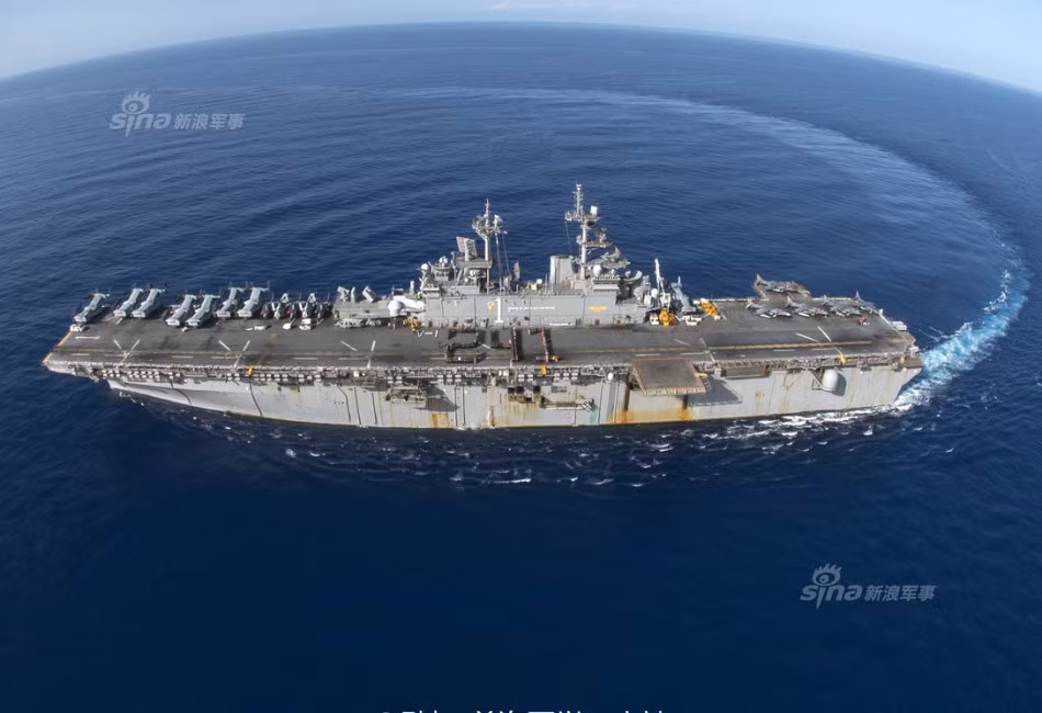 "…USS Wasp sẽ được điều động từ căn cứ Norfolk tới Sasebo, Nhật Bản. Trong khi USS Bonhomme Richard (LHD-6) sẽ rời Nhật Bản về San Diego để thực hiện nâng cấp hiện đại hóa", báo cáo của Hải quân Mỹ cho biết. Việc luân chuyển này là động thái mới nhất trong chiến lược tái cân bằng châu Á-Thái Bình Dương đang được Hải quân Mỹ thực hiện. Đây là một phần trong cam kết của Mỹ đối với việc bảo vệ Nhật bản và đảm bảo an ninh - ổn định cho khu vực Ấn Độ - châu Á - Thái Bình Dương. Nguồn ảnh: Wiki