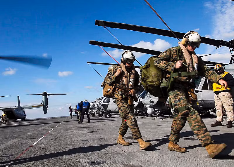 Ví dụ, trong vai trò tấn công đổ bộ, nó có thể chởi tới 22 máy bay "lai" MV-22 Osprey; trong vai trò kiểm soát mặt biển nó chở được 20 cường kích hạm AV-8B Harrier II và 6 trực thăng săn ngầm Seahawk; trang bị tiêu chuẩn chung làm đa nhiệm gồm 6 AV-8B, 4 trực thăng tấn công AH-1, 8 trực thăng vận tải CH-53 và UH-1N, 4 máy bay "lai" MV-22. Nguồn ảnh: Wiki