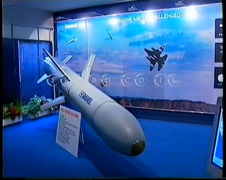 Một số nguồn tin tình báo Mỹ ghi nhận rằng Israel từng tiến hành thử tên lửa hành trình phóng từ tàu ngầm trên biển Ấn Độ Dương với tầm bắn xa đến 1.500km. Việc Israel trang bị tên lửa hạt nhân cho tàu ngầm có lẽ xuất phát từ những lo ngại khi Nga cung cấp S-300 cho Iran, triển khai nhiều hệ thống vũ khí tối tân tới Syria. Đấy là 2 quốc gia Trung Đông vốn có quan hệ “cơm không lành, canh không ngọt” với Israel từ lâu.