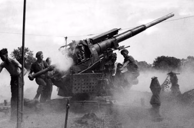 Pháo đạt tầm bắn tối đa theo phương ngang 17.823m, trần bắn tối đa 10.380m.