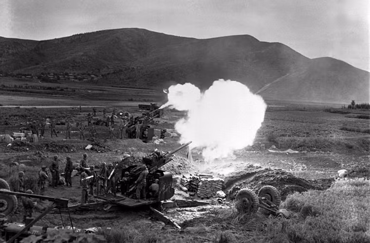 Tốc độ bắn của pháo 90mm khoảng 25 phát/phút nếu kíp pháo thủ thành thạo.