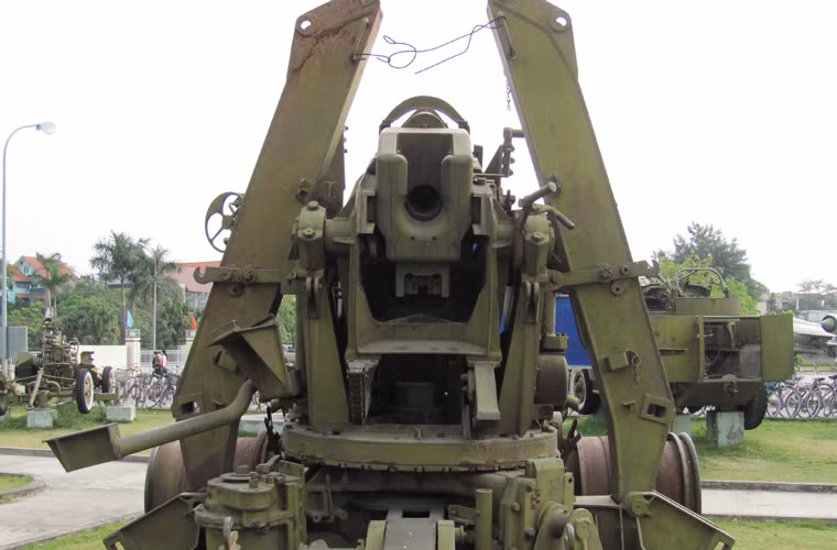 Cận cảnh bộ phận nạp đạn của pháo phòng không 90mm M1. Do kích cỡ nòng lớn, không như các pháo 57mm hay 37mm, 90mm M1 chỉ có thể bắn phát một như KS-19 100mm.