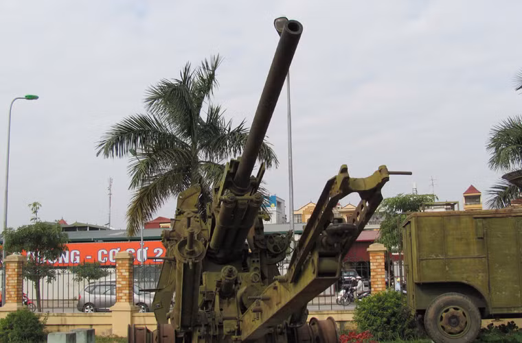 Pháo phòng không 90mm M1 có trọng lượng tổng thể 8.618kg, dài 4,73m, rộng 4,16m, cao 3,07m. Ảnh: Pháo 90mm M1 trưng bày tại Bảo tàng Phòng không – Không quân.