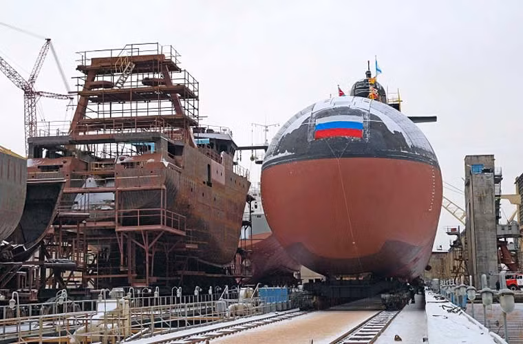 Tàu ngầm hạt nhân Podmoskovye được chế tạo theo Project 667BDRM Delfin, có lượng giãn nước khi lặn lên tới 18.200 tấn, dài 167m, rộng 11,7m, mớn nước 8,8m. Tàu được trang bị hai lò phản ứng hạt nhân VM4-SG cung cấp năng lượng cho con tàu hoạt động hàng chục năm liên tục.