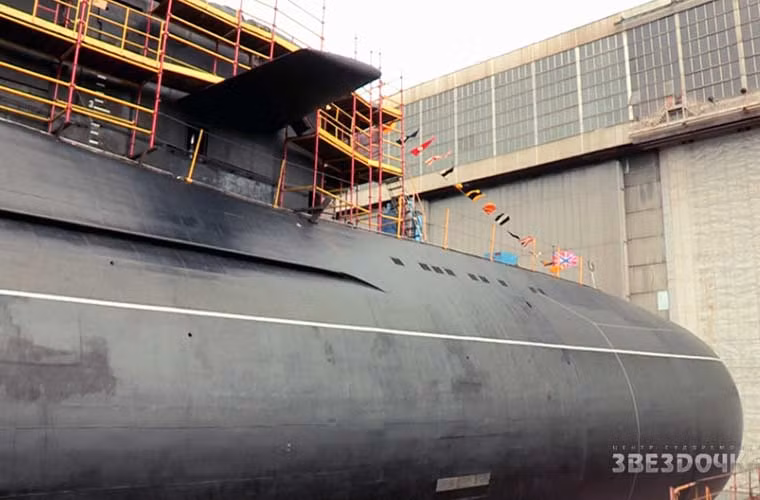 Theo một số nguồn tin, tàu ngầm Podmoskovye được gửi tới nhà máy Zvezdochka để hoán cải thành tàu ngầm đặc biệt vào năm 1999. Có thể do thiếu nguồn kinh phí mà mãi tới tận tháng 8/2015 (sau 16 năm) mới được hạ thủy.