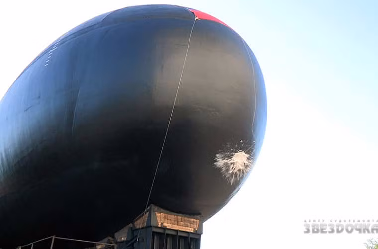 Chai rượu sâm-panh được đập vào mũi tàu – nghi lễ thường thấy trong lễ hạ thủy các con tàu.