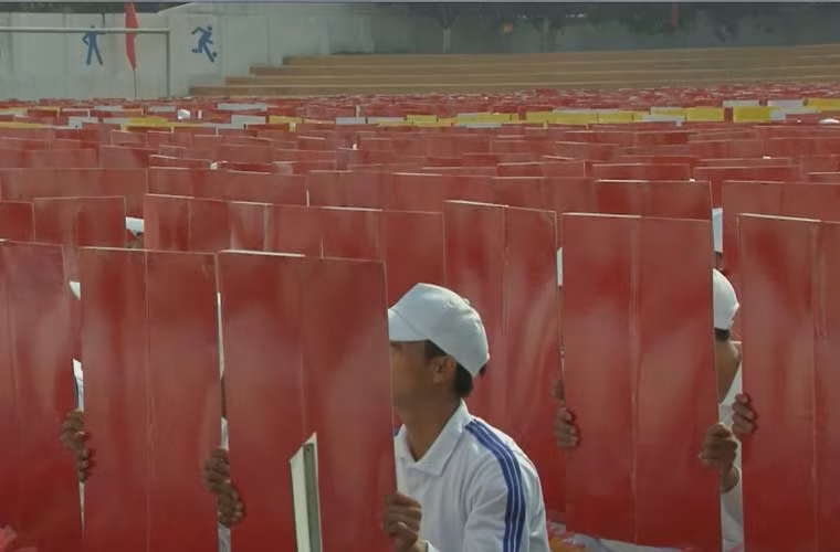 Các tấm xốp được dán đề can màu đỏ, xanh, vàng...