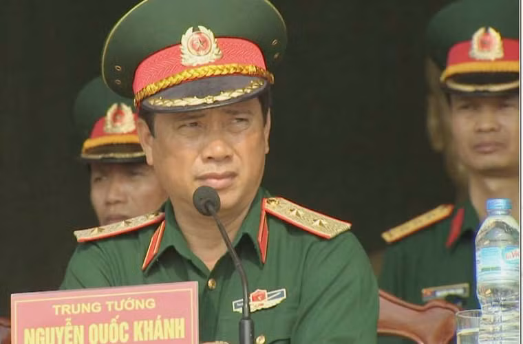 Trung tướng Nguyễn Quốc Khánh chăm chú quan sát hành động của các chiến sĩ khi hợp luyện.