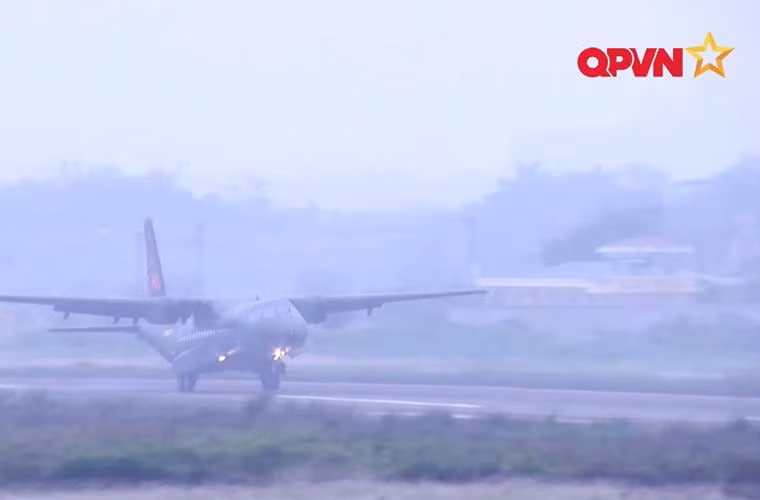 Máy bay vận tải C-295 trở về căn cứ sau chuyến bay huấn luyện. Có lẽ không bao lâu nữa các phi công Việt Nam sẽ hoàn toàn làm chủ một trong những công nghệ hàng không mới và hiện đại nhất của phương Tây. Nguồn: Kênh QPVN