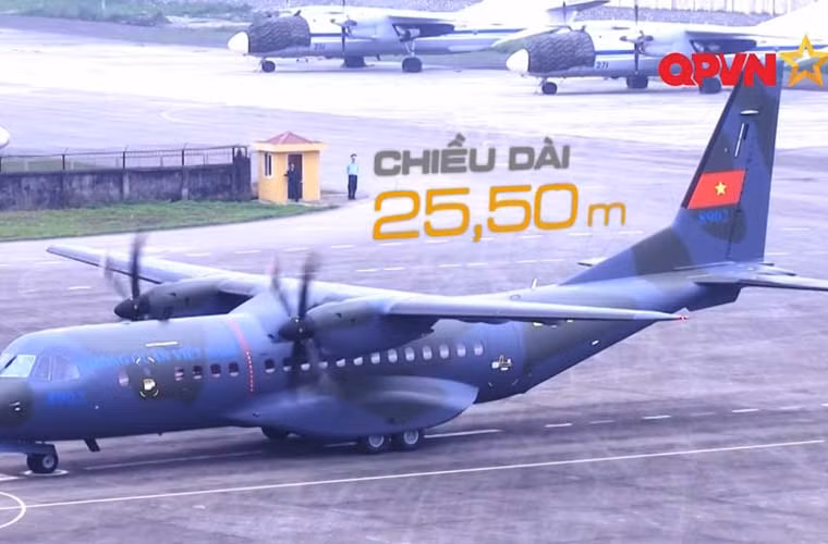 Trong suốt hàng chục năm, Không quân Nhân dân Việt Nam chủ yếu sử dụng máy bay xuất xứ từ Nga, còn C-295 là máy bay của châu Âu. Chắc chắn sẽ có sự khác biệt đáng kể về cách thức vận hành, ngôn ngữ. Hiện nay, phi công Lữ đoàn 918 (Không quân Nhân dân Việt Nam) đang từng bước nỗ lực làm chủ máy bay C-295 để sớm tham gia sẵn sàng chiến đấu. Ảnh: Máy bay C-295 đang lăn bánh trên đường băng chuẩn bị cho chuyến bay huấn luyện. Nguồn: Kênh QPVN