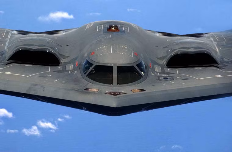 Động cơ của B-2 lắp bộ trộn dòng khí, lấy không khí lạnh dẫn vào buồng đốt động cơ và tua bin, làm hạ thấp nhiệt độ mặt ngoài. Loa phụt động cơ nằm sâu trong thân máy bay, qua đó giảm đáng kể tín hiệu hồng ngoại. Biện pháp này nhằm đối phó với khí tài hồng ngoại của đối phương có thể sử dụng để phát hiện máy bay qua tín hiệu nhiệt động cơ.