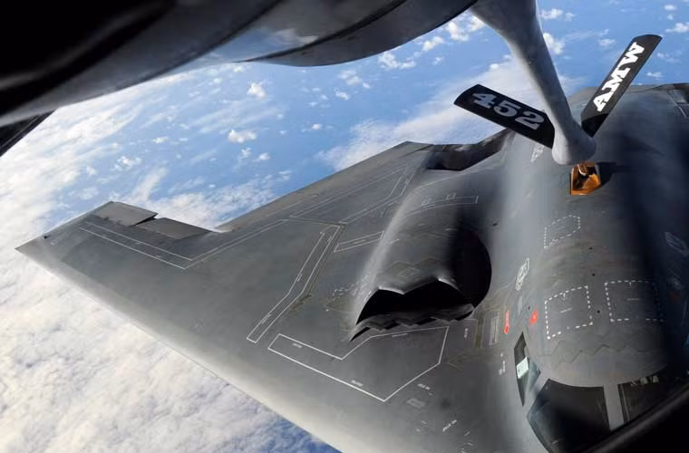 Với những biện pháp kỹ thuật trên đã đem lại cho B-2 khả năng tàng hình tuyệt vời. Nó đã được chứng minh trong nhiều cuộc chiến mà B-2 tham gia. Đặc biệt nhất, một sự kiện đã làm thế giới quân sự phải “choáng” trước khả năng của B-2. Tháng 6/1995, Mỹ đã đưa B-2 tới tham dự triển lãm hàng không Paris (Pháp). Trước khi xuất phát, Mỹ đã thông báo cho Pháp đường bay của B-2. Quân đội Pháp đã ra lệnh cho trạm radar cảnh giới sục sạo nhưng không thể nào phát hiện được B-2 cho tới khi hạ độ cao lộ diện trước con mắt người thật.