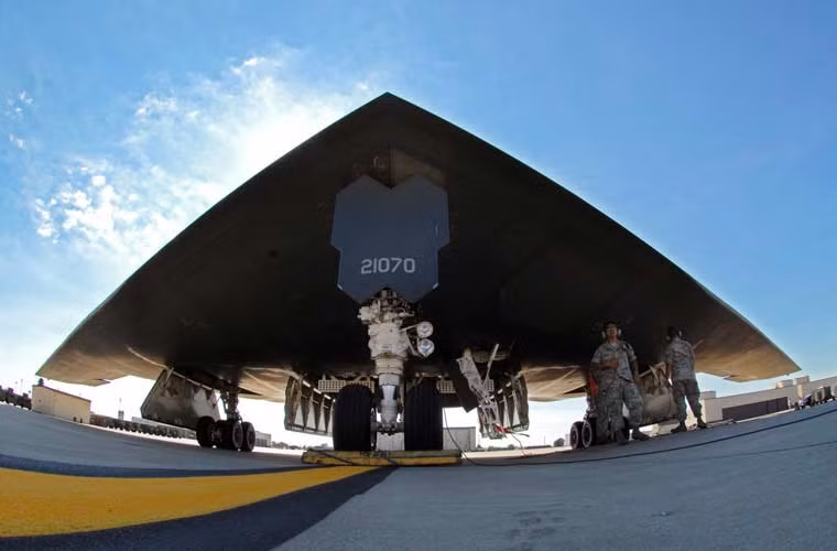 B-2 Spirit (Bóng ma) là máy bay ném bom chiến lược do Tập đoàn Northrop Grumman phát triển từ những năm 1980 nhằm đối phó với Liên Xô. Đây được xem là một trong những oanh tạc cơ nguy hiểm nhất trên thế giới hiện nay. Điểm đáng sợ của B-2 ở đây không tới từ khả năng mang nhiều bom (như B-52), hay bay tốc độ siêu thanh (như B-1B), mà là khả năng tàng hình. Điều đó cho phép nó thâm nhập vào hệ thống phòng không tinh vi, dày đặc nhất của đối phương.